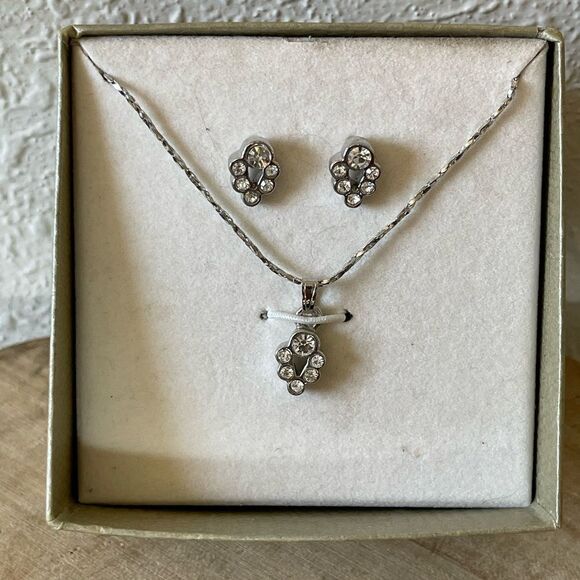 NIB Silver Tone Necklace and Matching Earrings - Picture 1 of 2